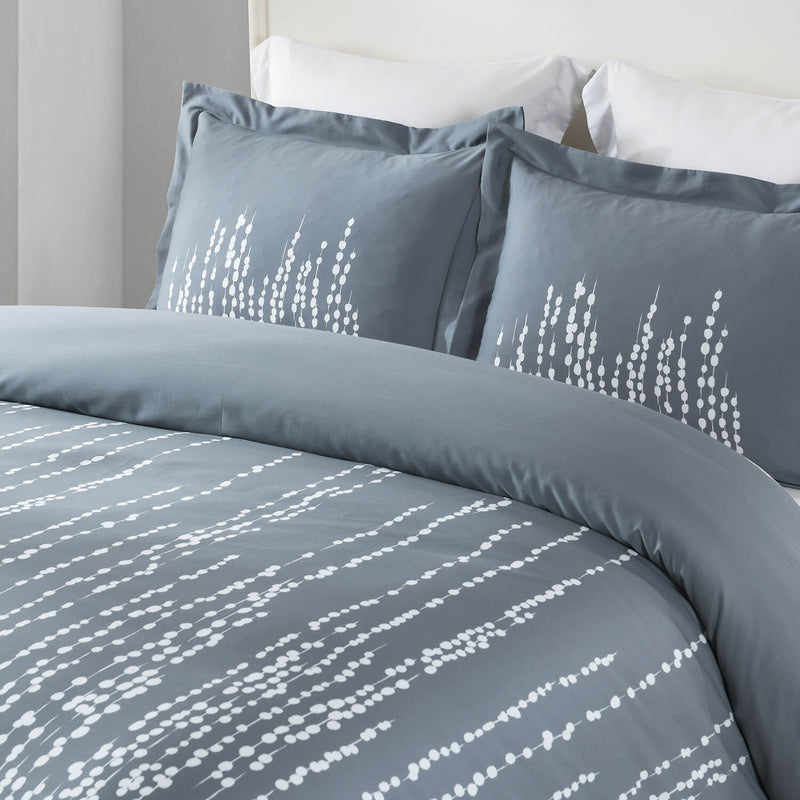 The Pearla Duvet Cover Set is made from 100% cotton with strings of pearls draped over a grayish-blue background and comes complete with shams. Suitable for b&b, hotels & inns. Available in sizes: Twin/Twin XL, Full/Queen, and King/California King. 